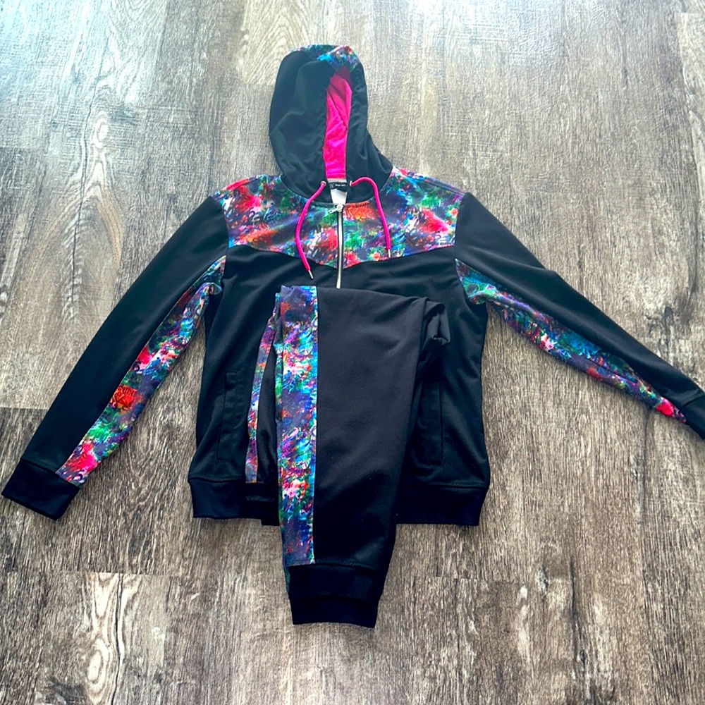 INC SWEAT SIUT WITH HIOOD VERY EYE CATCHING COMFORTABLE WEAR